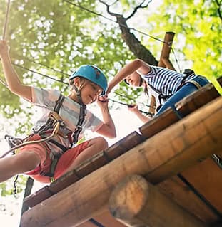 Counselors internationaux en activite avec les campers