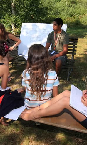 Counselors internacionales disfrutando con campers